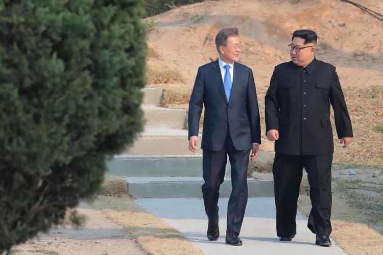 Moon Jae-in e Kim Jong Un durante il summit a Panmunjom (Afp) - AFP