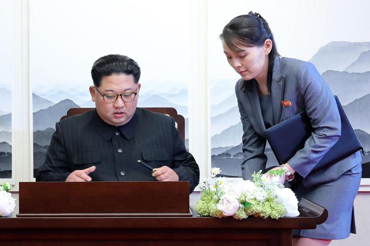(Kim Jong Un insieme alla sorella Kim Yo Jong al summit di Panmunjon/foto Afp) - AFP