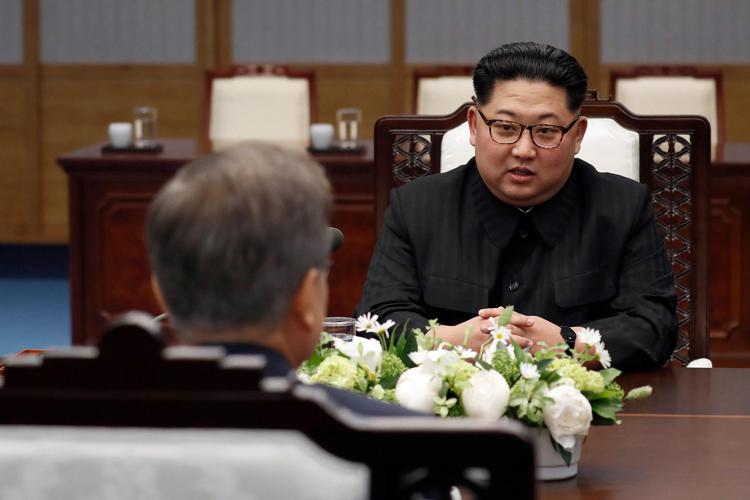 Il presidente nordcoreano Kim Jong-un e di spalle il presidente sudcoreano Moon Jae-in (Afp) - AFP