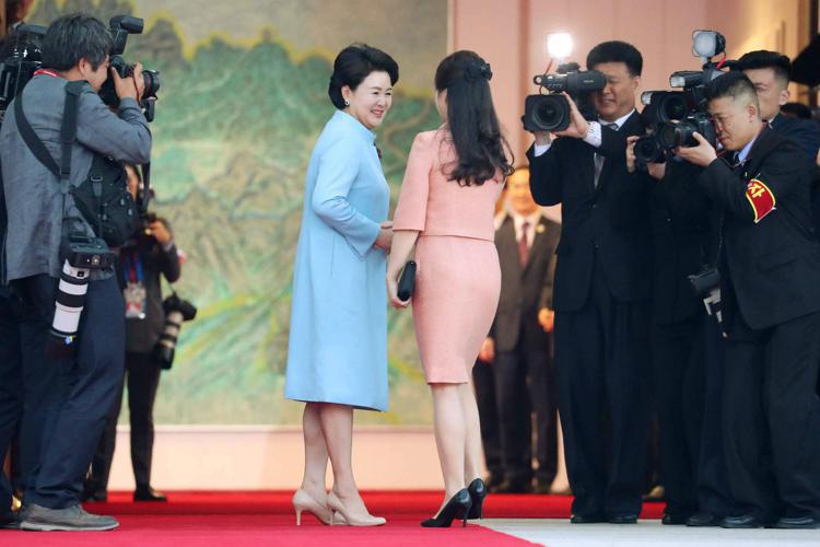 La moglie di Kim Jong-un, a destra, saluta la consorte di Moon Jae-in (Afp) - AFP