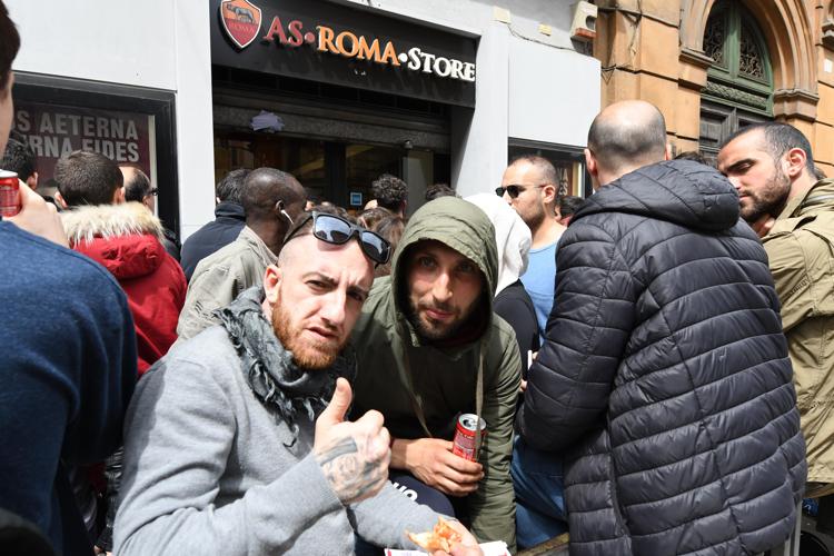 Roma, 18 aprile 2018. Tifosi della Roma in fila a via Arenula per i biglietti della semifinale della Champions (Foto Adnkronos)