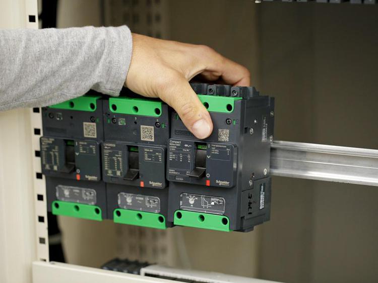 Schneider Electric presenta Compact NSXm: un nuovo membro della famiglia di interruttori scatolati Compact NSX