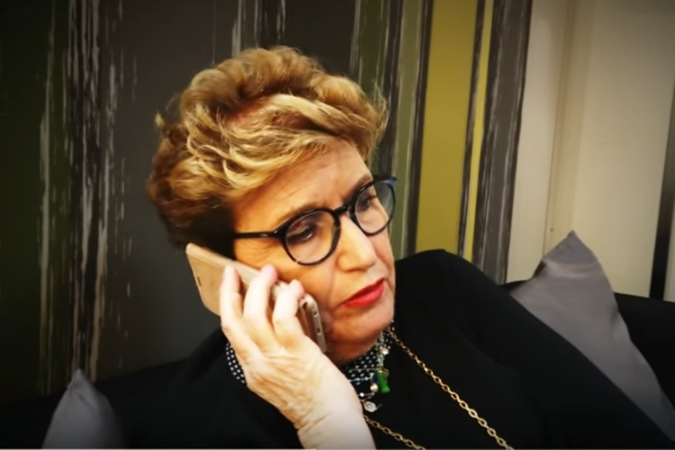 Mara Maionchi nel video di 'Parole d'amore' al telefono con il cantante misterioso
