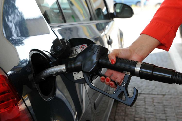 Benzina e diesel, prezzi in calo