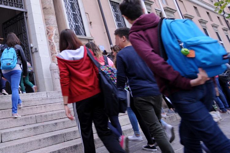 Professoressa fa sesso con alunno 13enne - Adnkronos.com