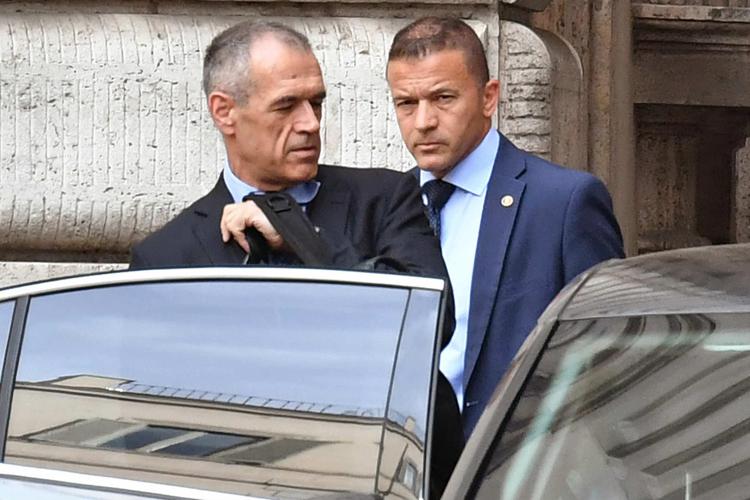 Cottarelli stands aside as populist govt eyes power