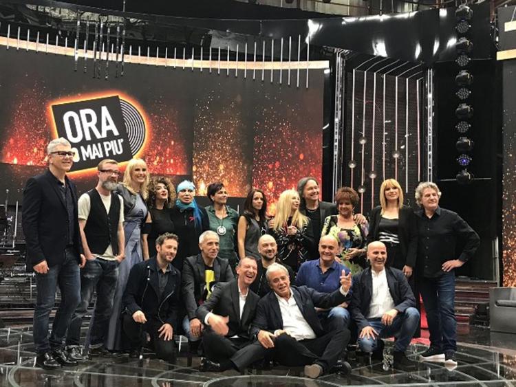 Foto del cast fra big e artisti in gara del programma di Rai1 'Ora o mai più', seduti al centro Amadeus e il direttore di Rai1  Angelo Teodoli