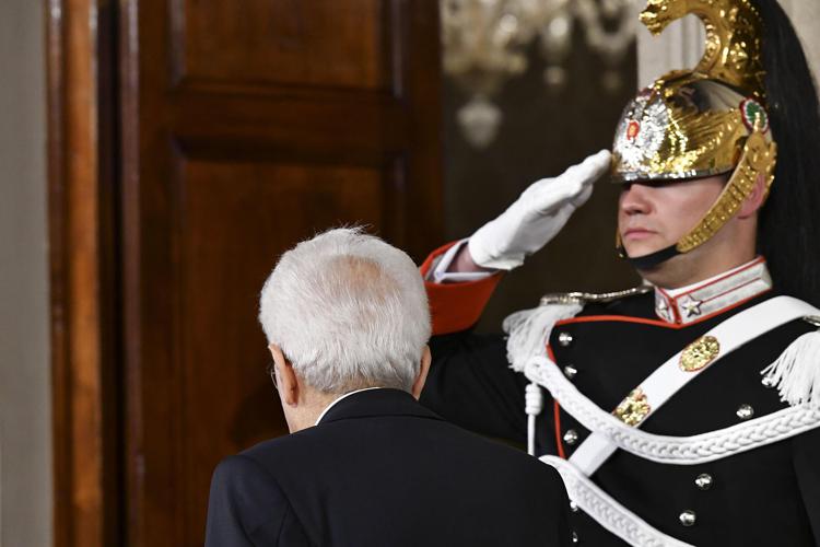 Il Presidente della Repubblica Sergio Mattarella di spalle (Afp) - AFP