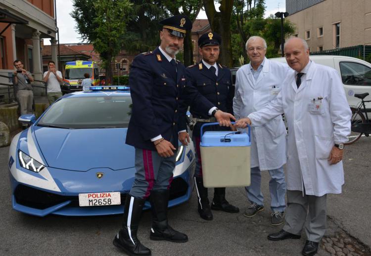 Mariano Ferraresso (primo da destra) riceve  il rene da donazione samaritana dalla polizia stradale al Policlinico di Milano (foto Fondazione Irccs Ca' Granda Ospedale Maggiore Policlinico, Milano)