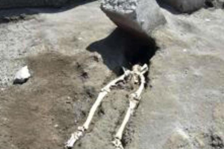 Pompei, trovati resti di uomo in fuga