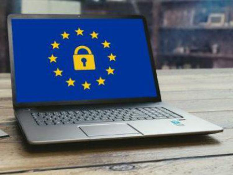 Da oggi è operativo il nuovo Regolamento UE 2016/679 sulla protezione dei dati personali, che segna una svolta storica per l'Unione Europea con un unico ombrello normativo per tutti gli Stati membri che introduce maggiori diritti e tutele per la privacy degli utenti
