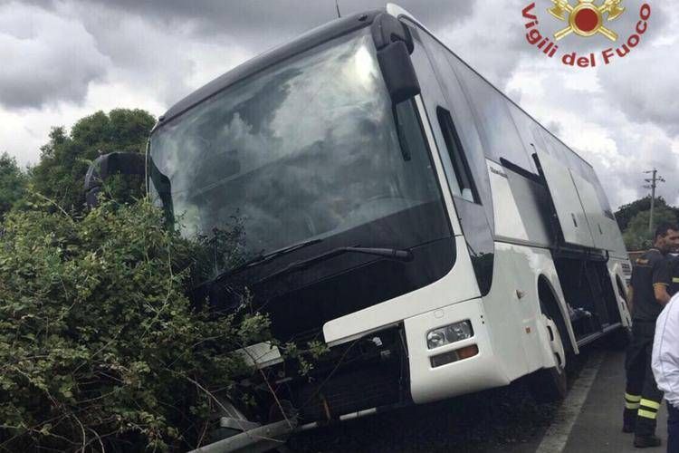 Roma, pullman con alunni in gita finisce fuori strada