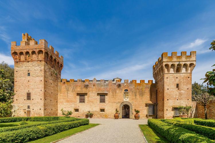 Il castello di Brunelleschi in vendita in Toscana (foto Lionard Luxury Real Estate)