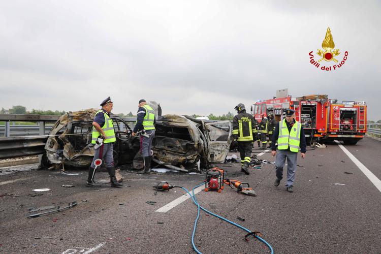 Inferno in autostrada, 3 morti carbonizzati