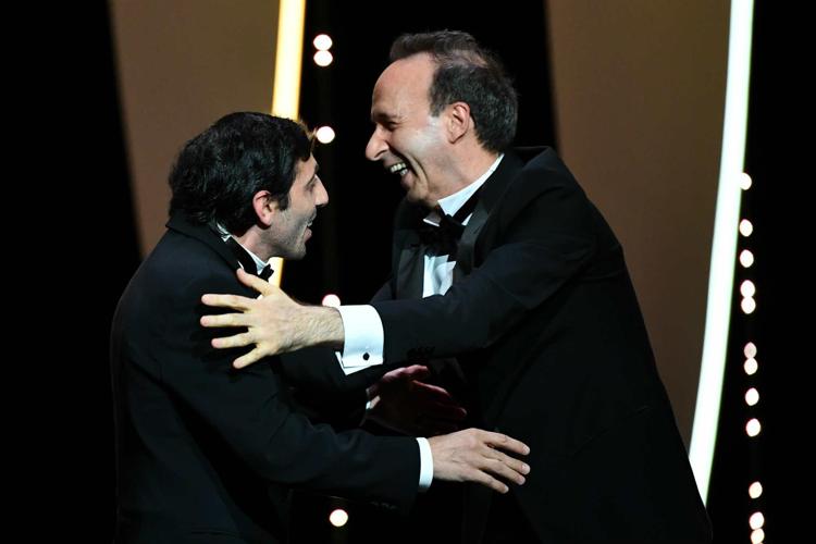 L'abbraccio di Marcello Fonte, protagonista Dogman con Roberto Benigni (Afp). Gli auguri del Cinema Palazzo. Foto Adnkronos