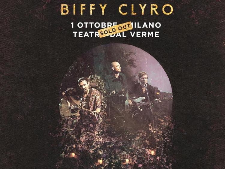 Il manifesto del concerto italiano dei Biffy Clyro con la fascetta del sold out 