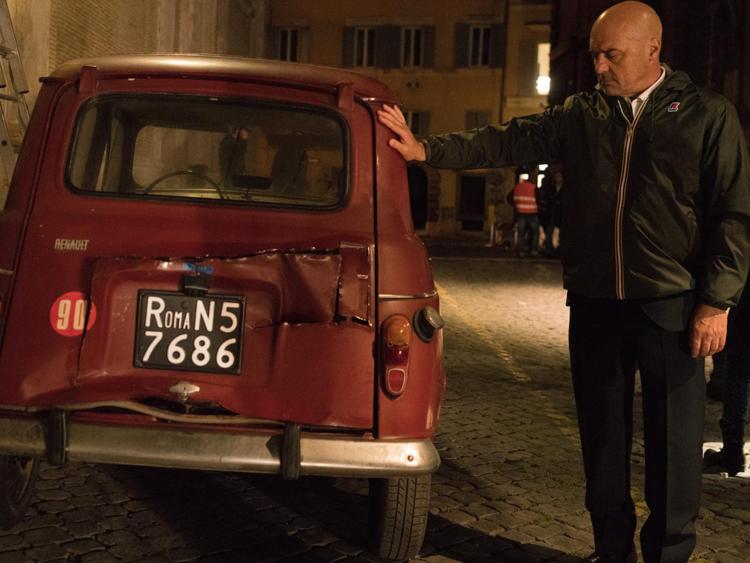 Luca Zingaretti in Via Caetani a fianco della Renault 4 rossa dove le Brigate Rosse fecero ritrovare il cadavere di Aldo Moro,   