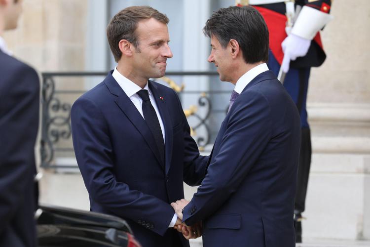 Emanuel Macron (L) greets Giuseppe Conte (R)Photo: AFP