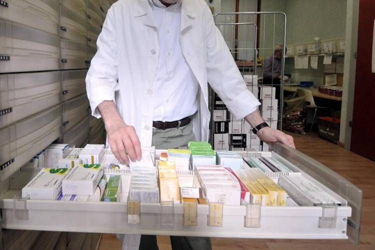 Interno di una farmacia - FOTOGRAMMA