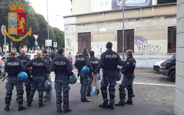 Milano, polizia sgombera stabile occupato da Zip