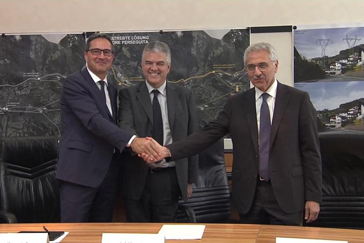 Arno Kompatscher (presidente della Provincia di Bolzano), Luigi Ferraris (ad di Terna Rete Elettrica Nazionale) e Maurizio Gentile (ad di Rfi-Rete Ferroviaria Italiana)  