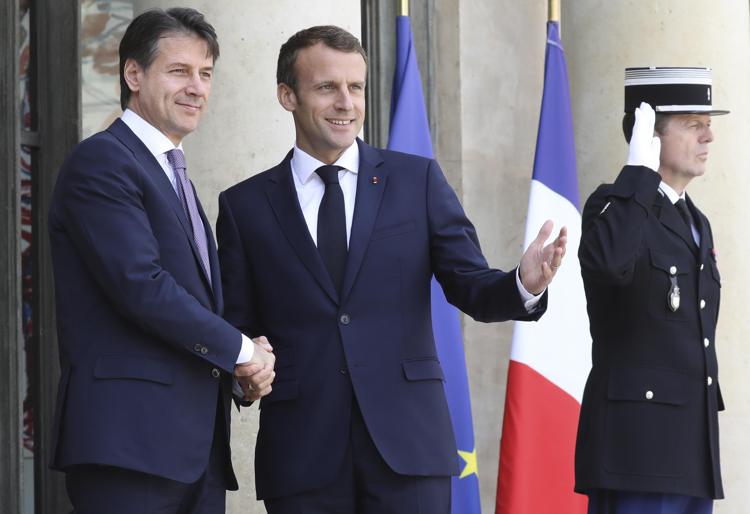Giuseppe Conte con Emmanuel Macron (Afp) - AFP