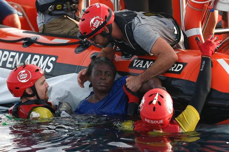 Volontari di Proactiva Open Arms salvano una migrante superstite al largo della Libia (Afp - AFP