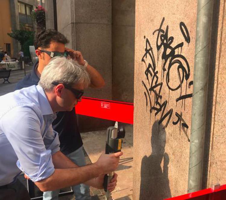 A Varese arriva il laser che ripulisce le opere vandalizzate