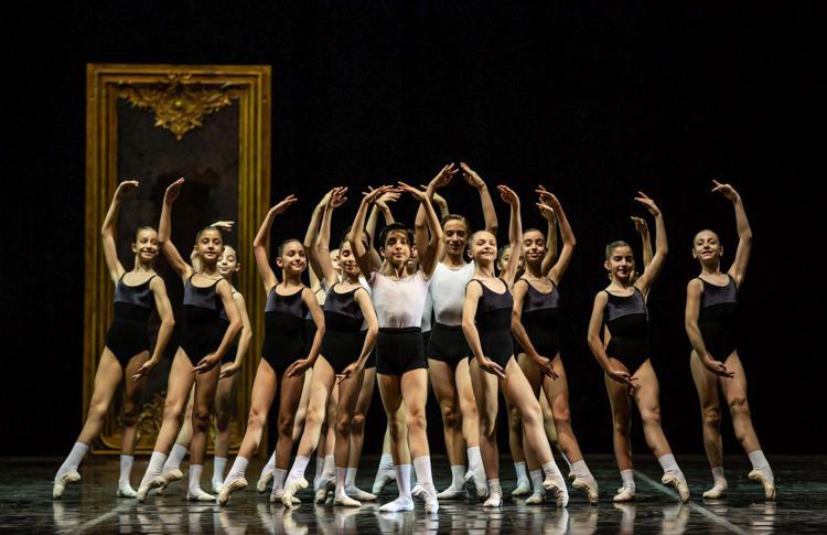 Un gruppo di allievi della Scuola di Danza del Teatro dell'Opera di Roma, diretta da Laura Comi, 