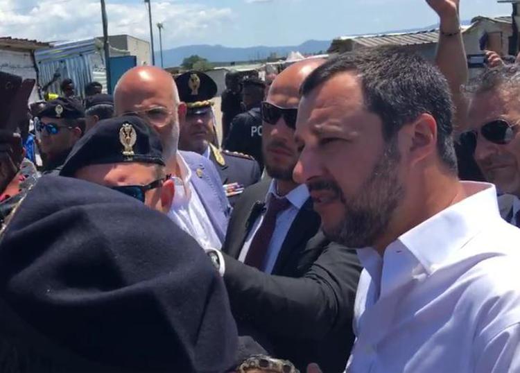Salvini nel campo migranti: 