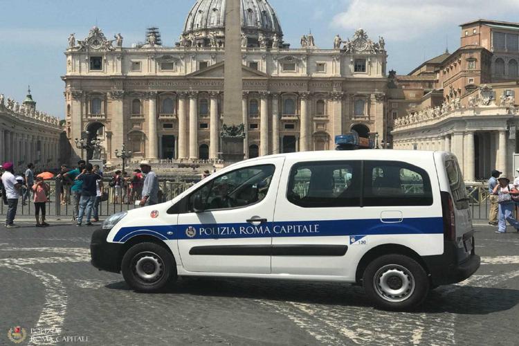 Squilibrato urla 'Allah Akbar' e minaccia di darsi fuoco in Piazza San Pietro