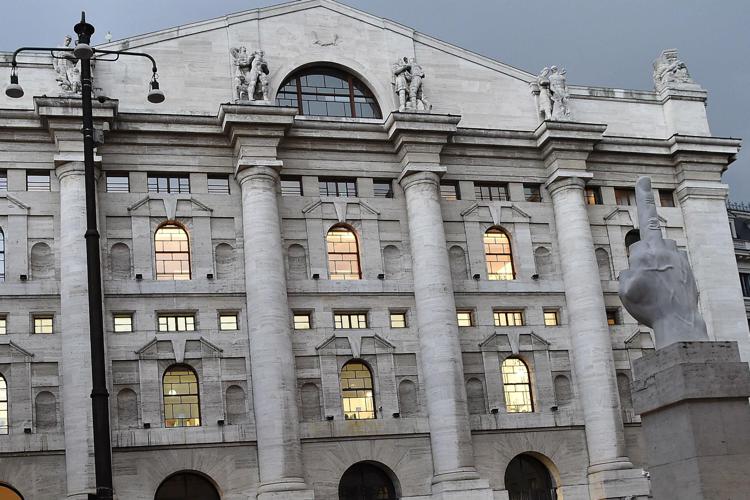 Borsa Milano chiude piatta, male le banche