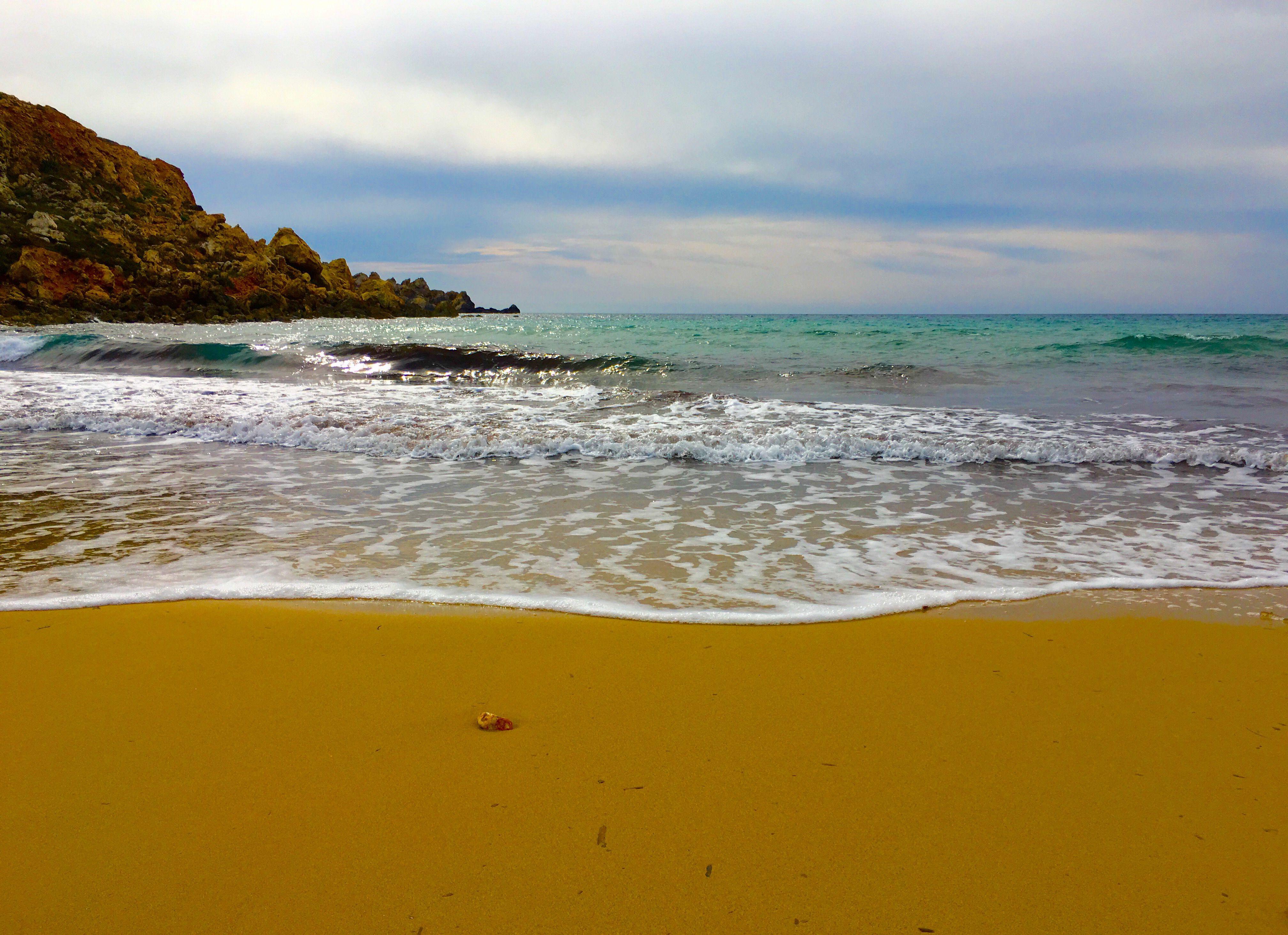 La sabbia gialla di Ramla Bay, a Malta, la più grande spiaggia dell’isola di Gozo.