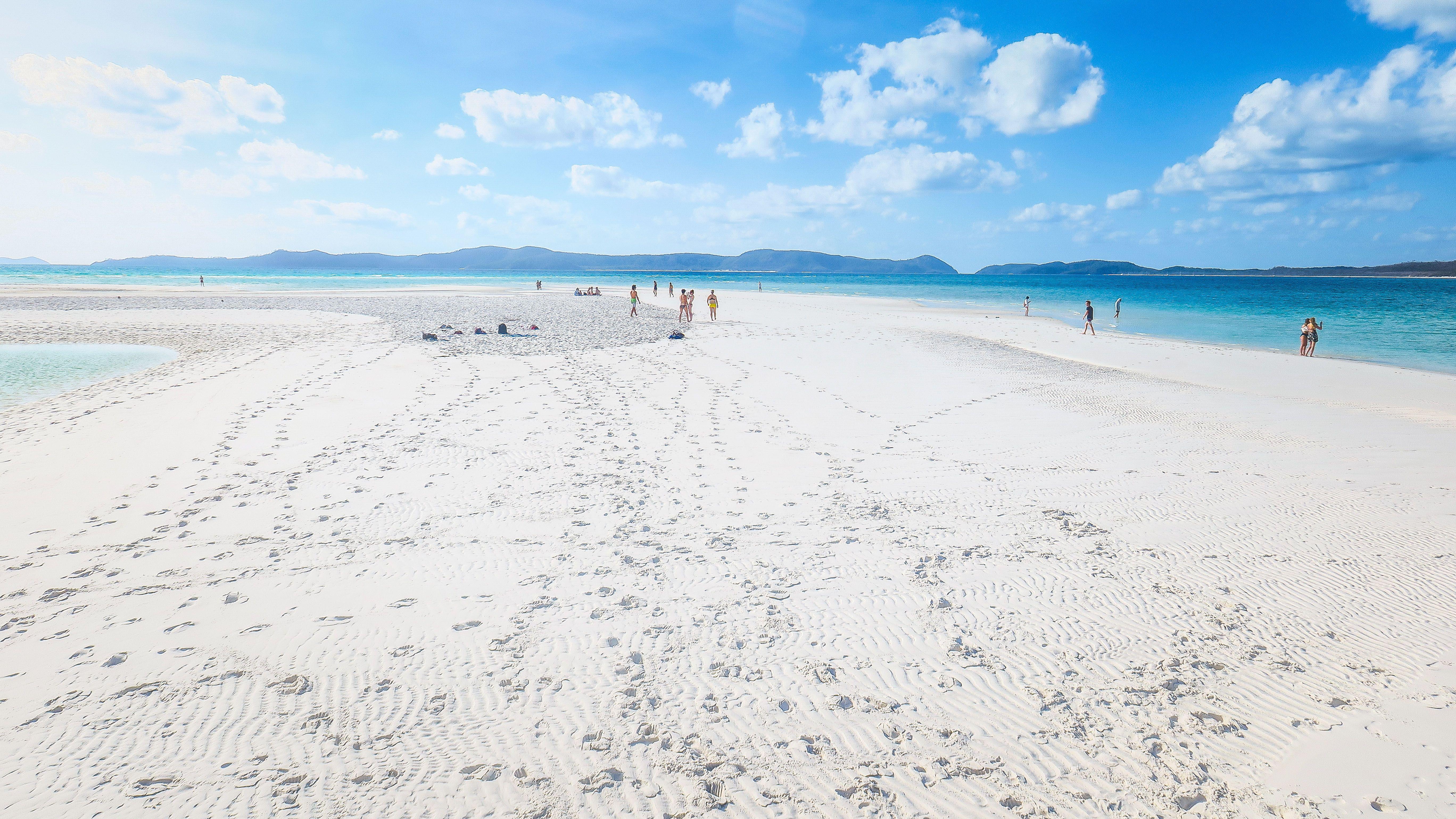 Il bianco della sabbia di Whitehaven Beach in Australia, una tra le spiagge più belle del mondo, è dovuto all’abbondante presenza di silice (98%). Fa parte del Parco Nazionale delle Isole Whitsunday, arcipelago nel cuore della Grande Barriera Corallina.