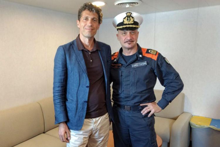 Riccardo Magi e il comandante della Diciotti, Massimo Kothmeir (foto da Twitter/Riccardo Magi)
