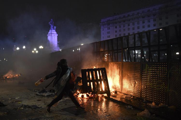 Scontri a Buenos Aires dopo il 'No' del Senato (AFP PHOTO)