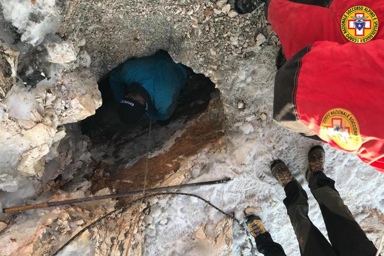 Speleologo intrappolato in una grotta sul Canin