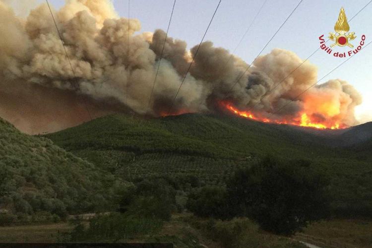 Monte Serra, fermato piromane: è volontario antincendio