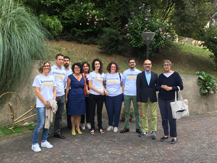 Rossella Di Maggio, assessore Servizi educativi Comune di Varese, con i volontari del Community Day Whirlpool (foto Adnkronos)