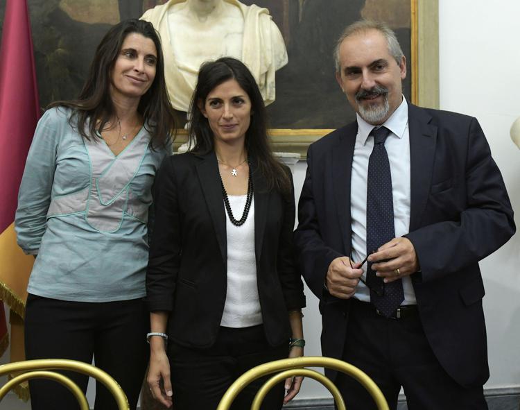 La presidente di Acea Michaela Castelli, Virginia Raggi e Stefano Antonio Donnarumma durante la conferenza stampa 