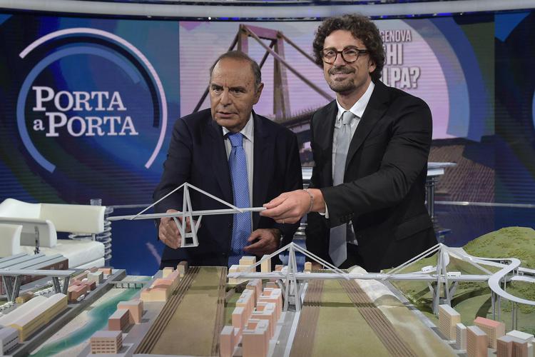 Bruno Vespa e il ministro Danilo Toninelli davanti al plastico del ponte Morandi nello studio di 'Porta a Porta' (Fotogramma) - FOTOGRAMMA