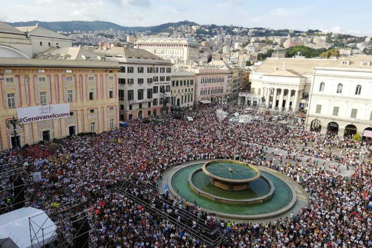 Piazza De Ferrari, a Genova, gremita per la seconda commemorazione della giornata a un mese dal crollo di ponte Morandi (foto AdnKronos)