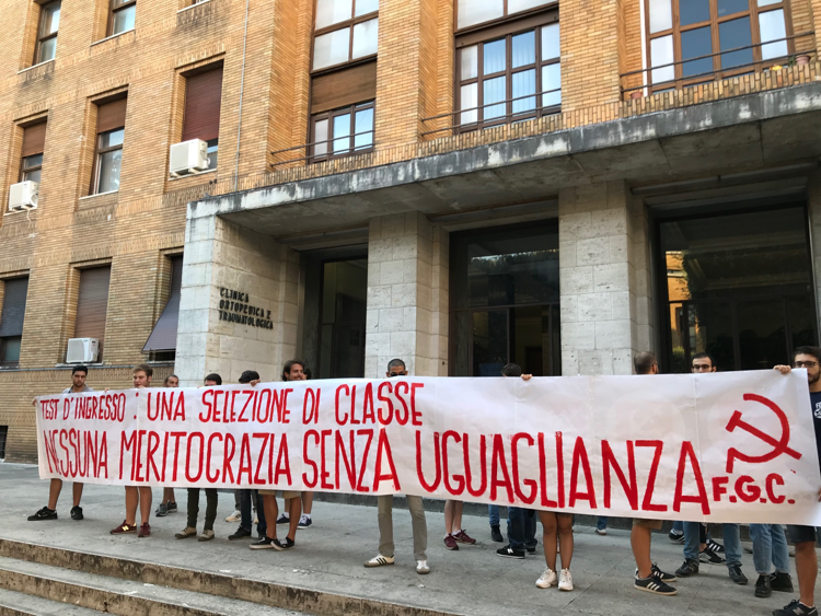 Protesta contro il numero chiuso a Medicina alla Sapienza/Adnkronos Salute - Francesco Maggi Adnkronos Salute
