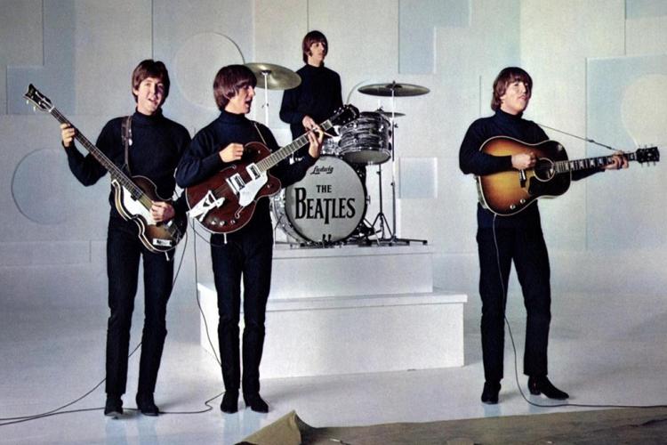 John Lennon, Paul McCartney, Ringo Starr e George Harrison in una scena del film 'Help!' (Fotogramma/Ipa) - FOTOGRAMMA
