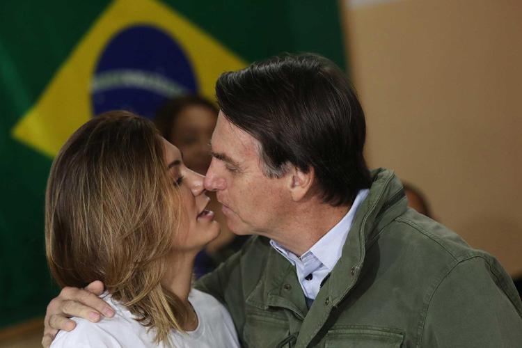 Bolsonaro con la moglie Michelle (Afp)