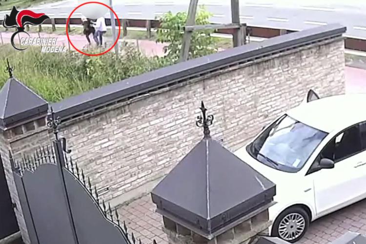Il tentato sequestro denunciato da una ragazza 18enne a Savignano sul Panaro (fermo immagine da video carabinieri di Modena)