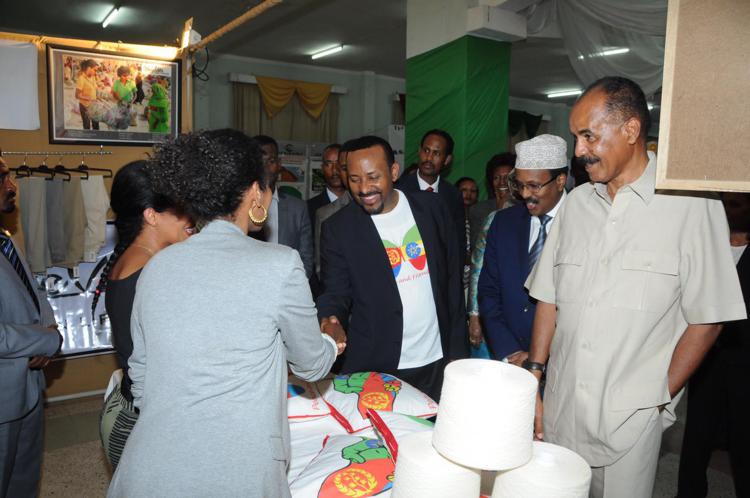 Il premier etiopico Abiy Ahmed con la maglietta prodotta da 'Dolce Vita Eritrea'