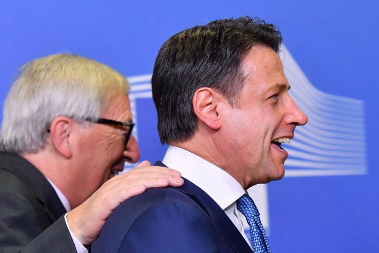 EU Commission President Jean-Claude Juncker (L) welcomes Italy's Prime Minister Giuseppe Conte as he arrives for a working dinner at the EU Headquarters in Brussels on November 24, 2018Photo: AFP
