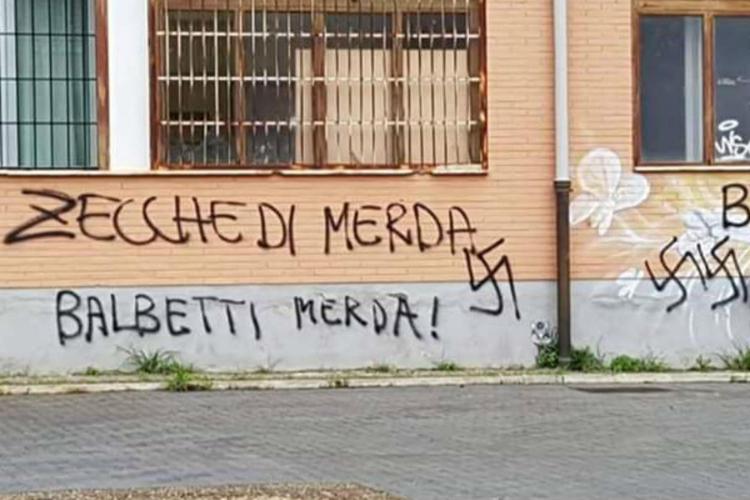 Roma, insulti e svastiche contro il prof antifascista