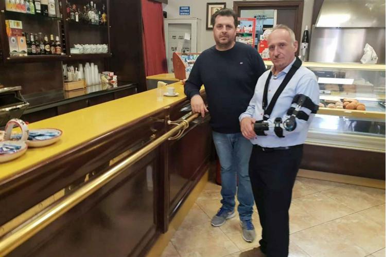 Maurizio Pascucci, candidato sindaco dei 5 stelle di Corleone, al bar con il nipote di Provenzano (Fotogramma) - FOTOGRAMMA